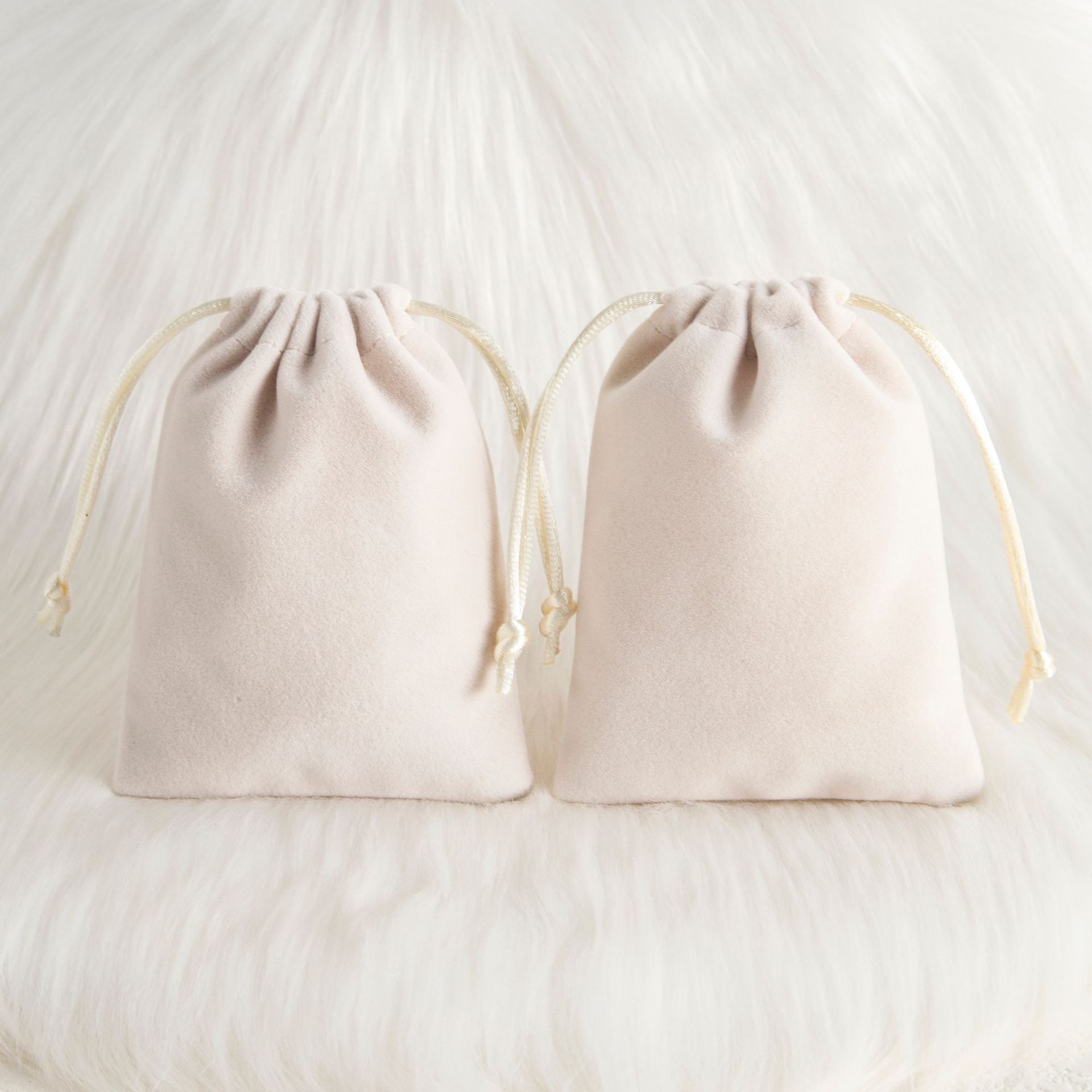 1 Piece Flannel Simple Style Daily Solid Color Jewelry Packaging Bags display picture 8