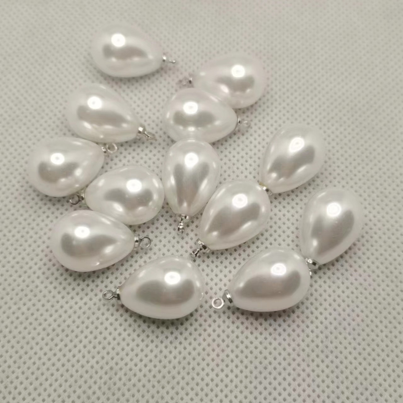 ハイライトは真珠の水滴のペンダントの流行のネックレスのイヤリングの部品をまねます。