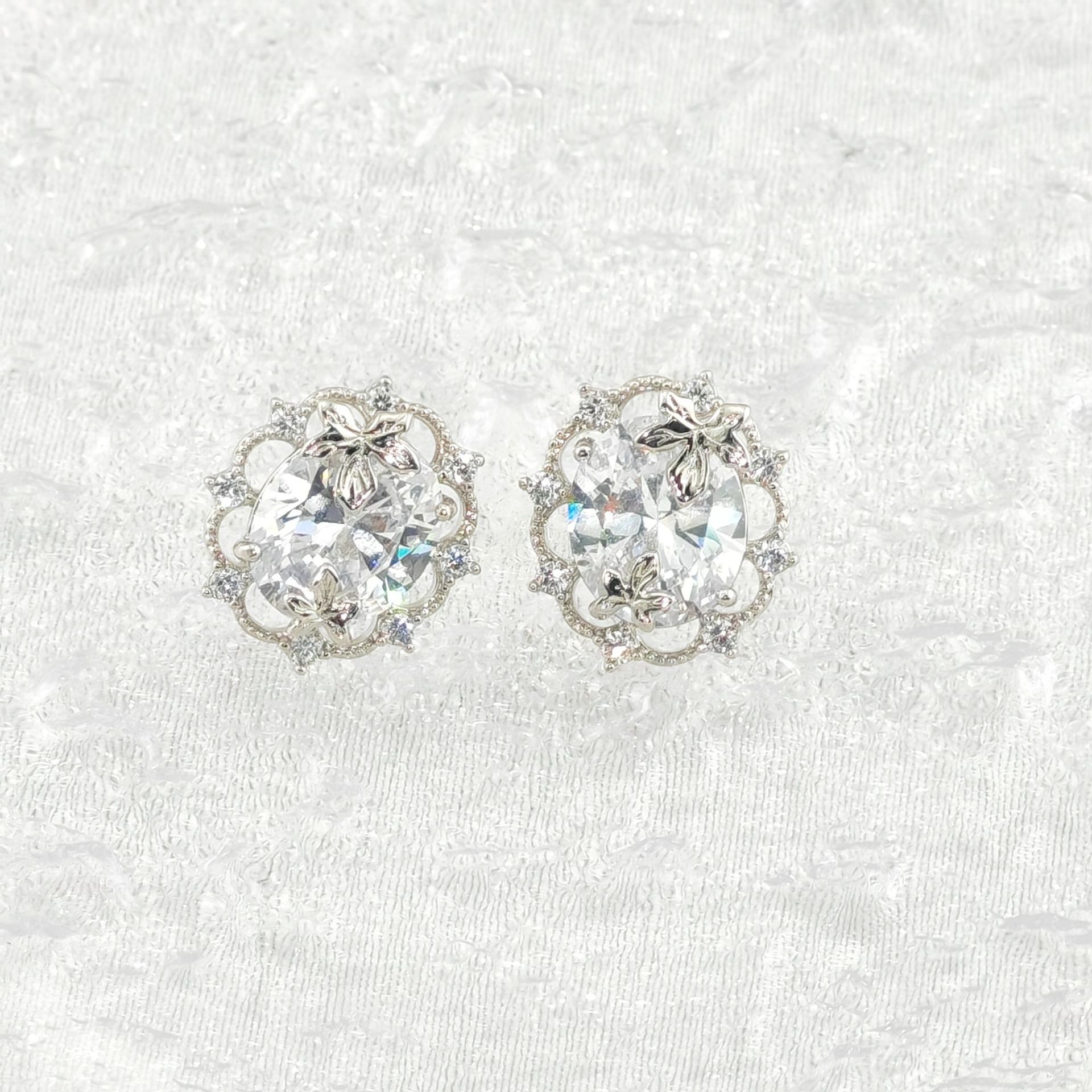 Pendientes de Aleación de Cobre con Baño Electrolítico Blanco de Xuping Jewelry, Diseño Versátil de Lujo Ligero, Venta al por Mayor