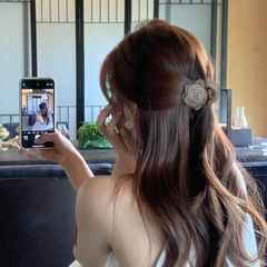 乾燥したバラの花は女性2025の新型の高級感の髪の量が少ないです。