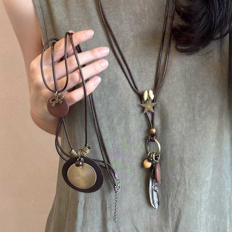 Nuevo estilo de cuero chino estrella pluma borla collar diseño sentido collar cadena de clavícula retro estilo artístico joyería mujer