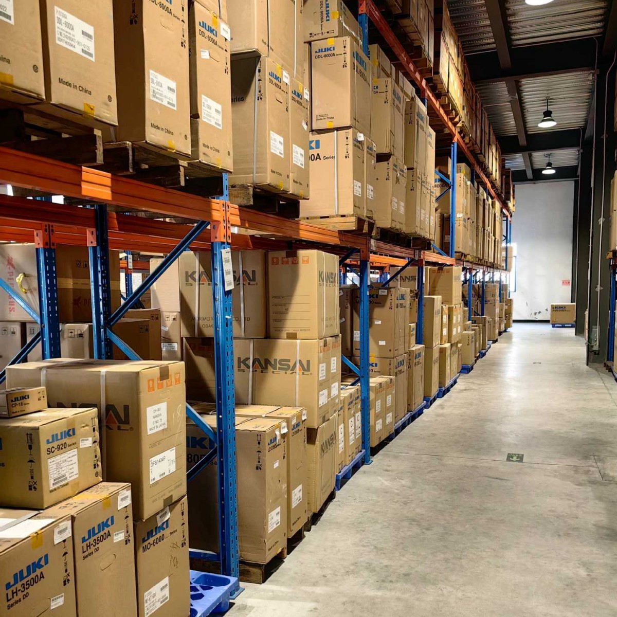 Máquina de coser de cama plana de doble aguja integrada de accionamiento directo Juki LH3528A japonesa al por mayor con suministro de aceite para máquina de coser de doble aguja para prendas de vestir con motor de accionamiento directo