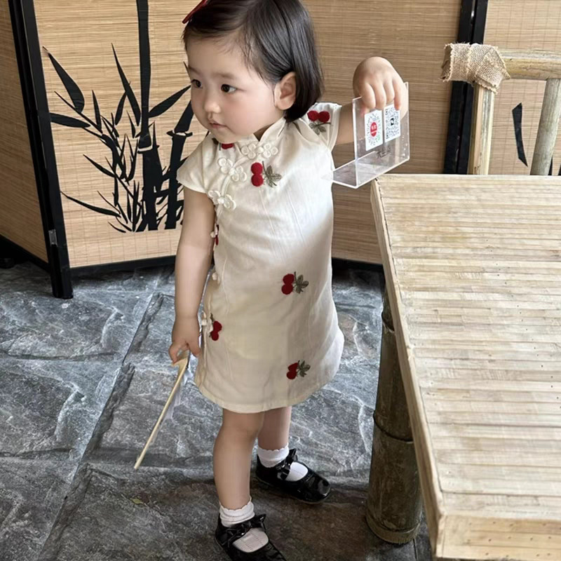 Xianning Seven Chinese Style Hanfu Vestido de verano para niños Nuevo vestido de falda cheongsam bordado de cereza dulce para niñas