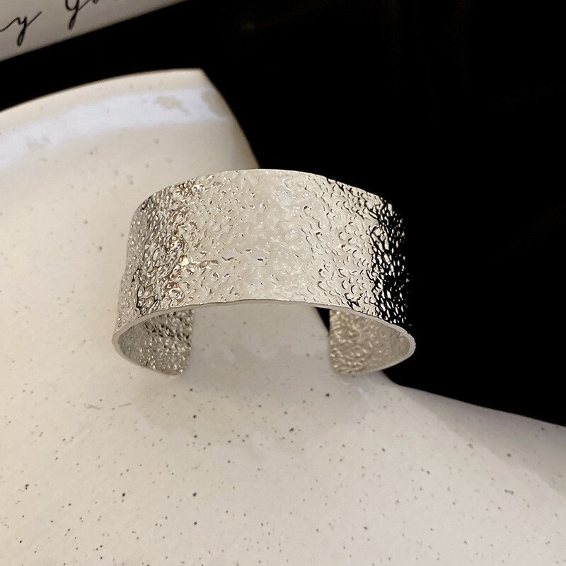 新商品の重工欧米の金属風のブレスレットは精巧で豪華な気質の手環の広い辺の個性の高級感の手飾りの卸売りです。|undefined