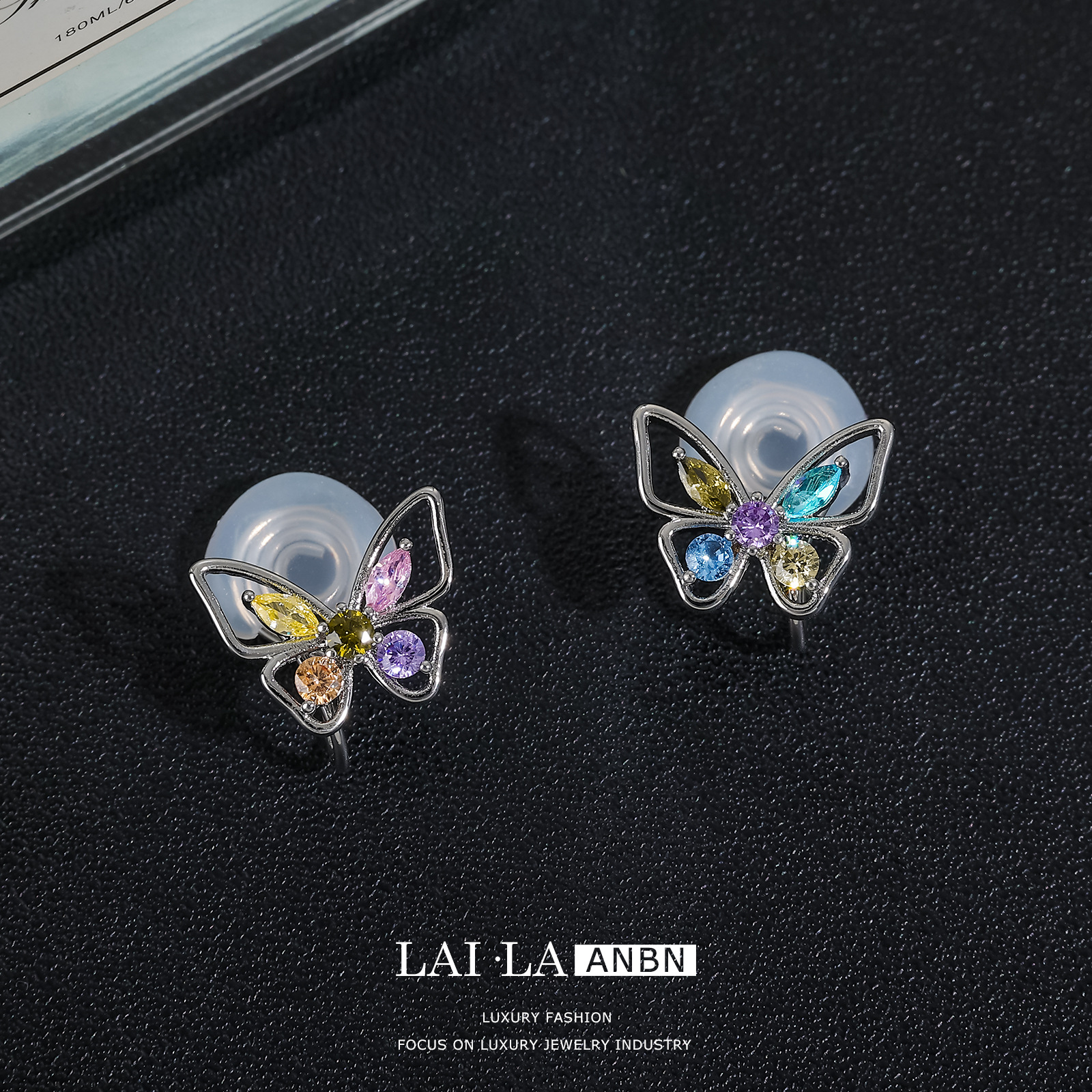 Mosquito bobina clip de oreja hembra sin oreja S925 aguja de plata con incrustaciones de color circonio mariposa pequeña oreja espárragos nicho Mini exquisitos pendientes