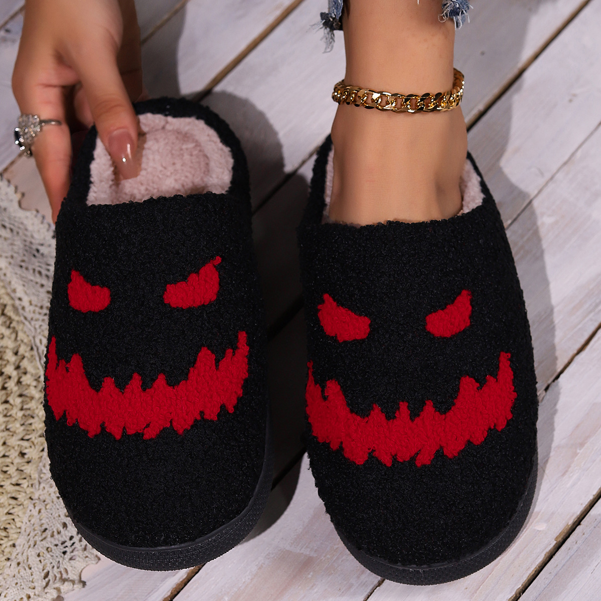 thumbnail image 1 of Zapatillas populares de algodón para mujer, pantuflas de algodón cálidas de felpa para invierno, Navidad y Halloween, para interior y hogar, 1 of 5