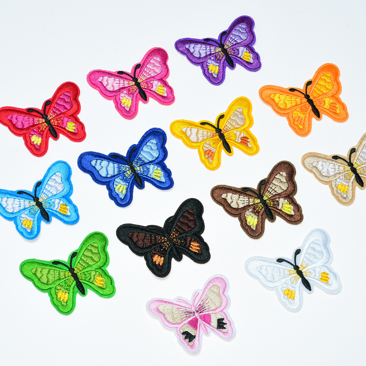 Fábrica directa color mariposa bordado tela pegatinas boutique bordado ropa pantalones reparación agujero con parche adhesivo pegatinas