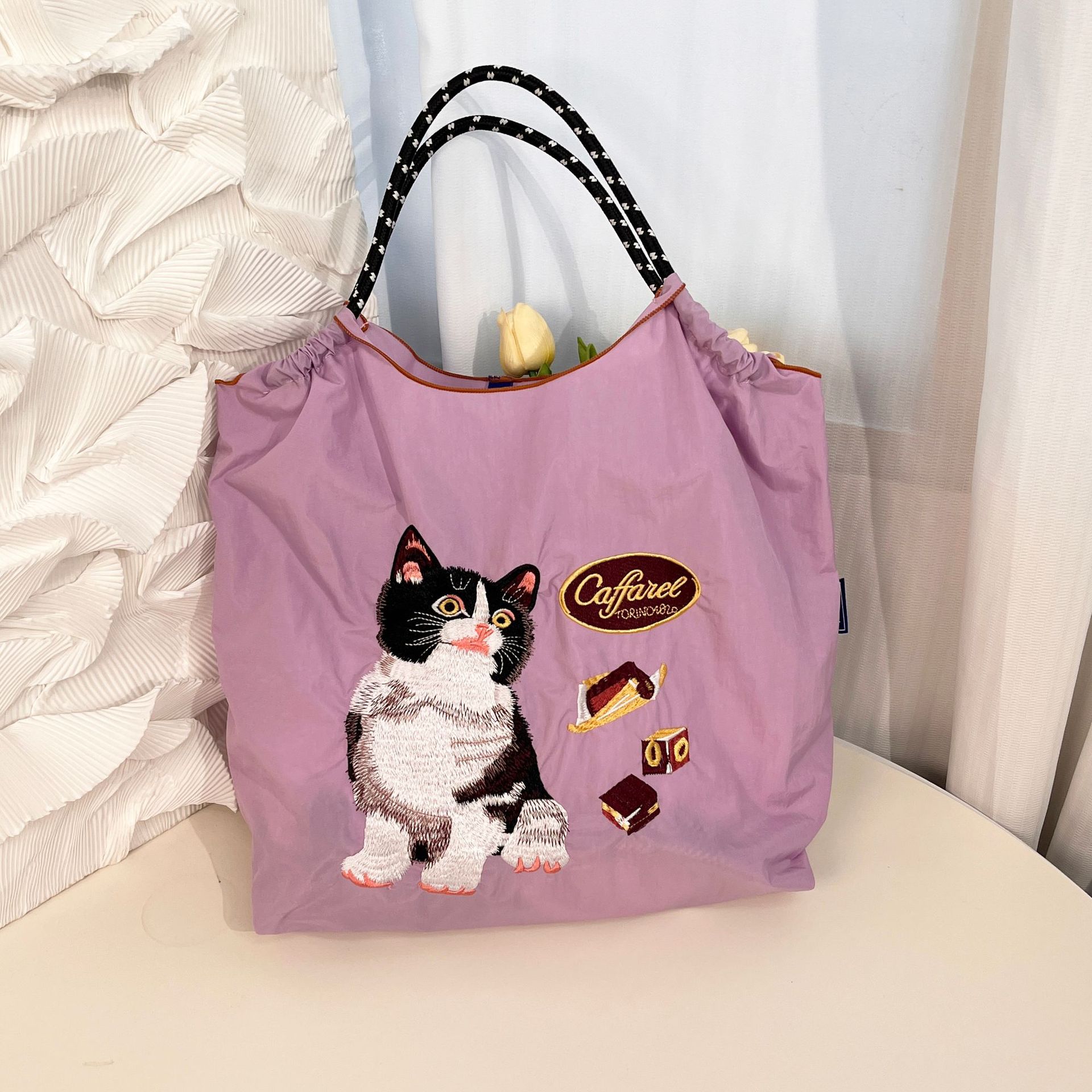 보라색 커피 고양이