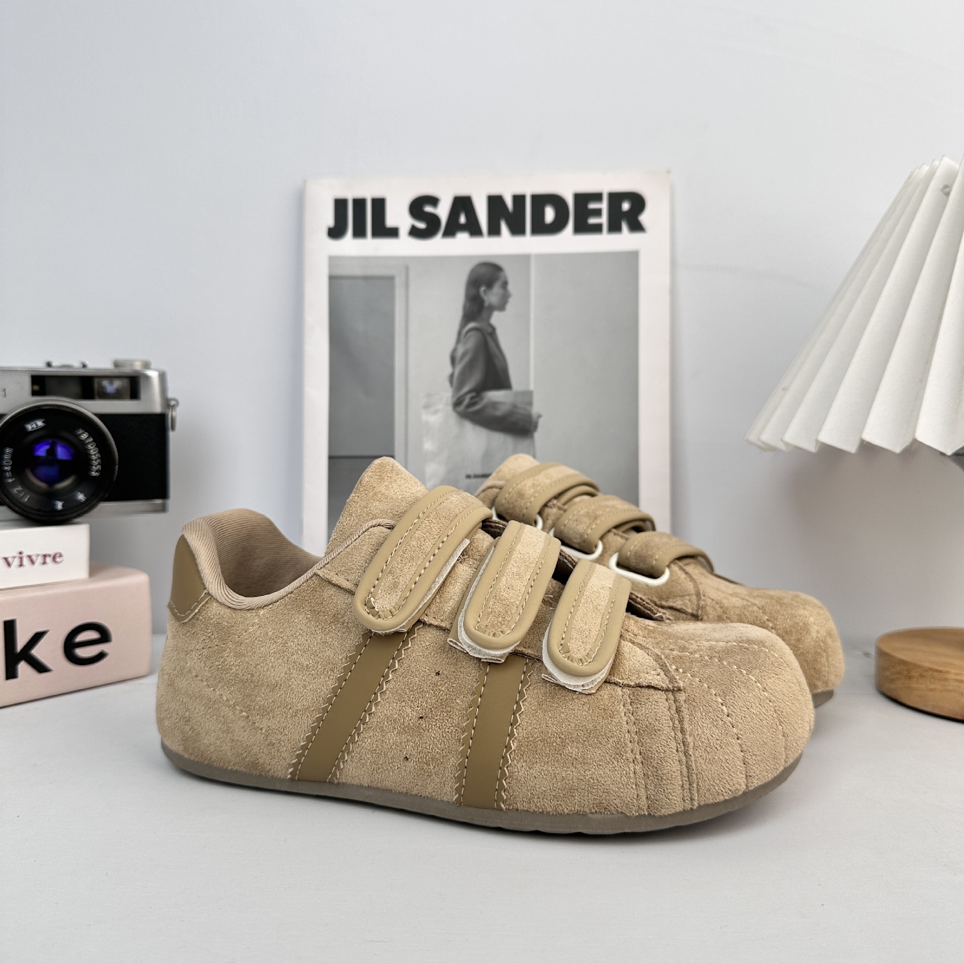 Zapatos de entrenamiento para mujeres 2025 nuevos velcro coreanos aumentan la altura de los zapatos deportivos casuales.