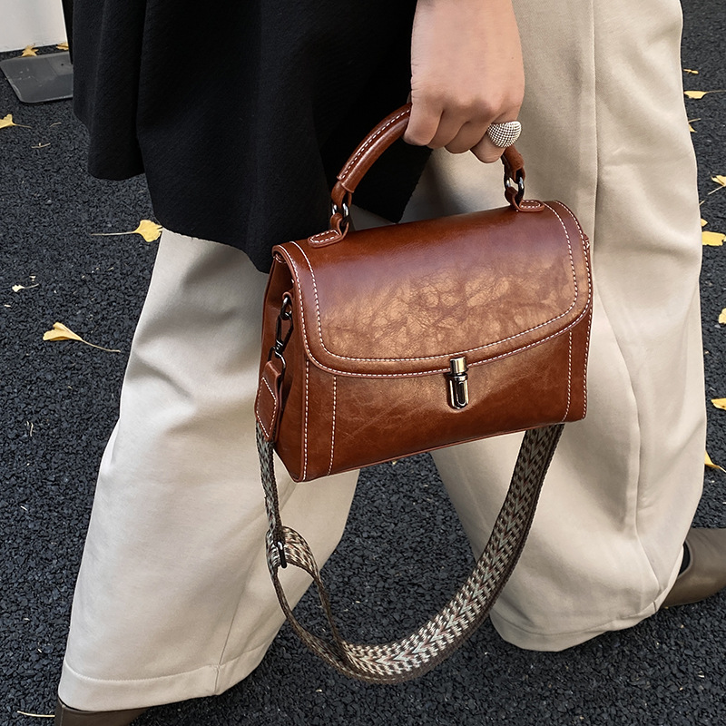 Bagos populares de alta sensación para mujeres 2025, nuevo otoño y invierno retro de banda ancha, bolsos de mano casuales, bolsos de mano.