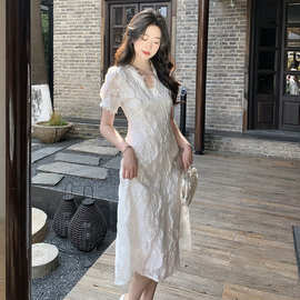 法式白色蕾丝泡泡袖V领连衣裙2024夏季新款收腰温柔系短袖长裙子