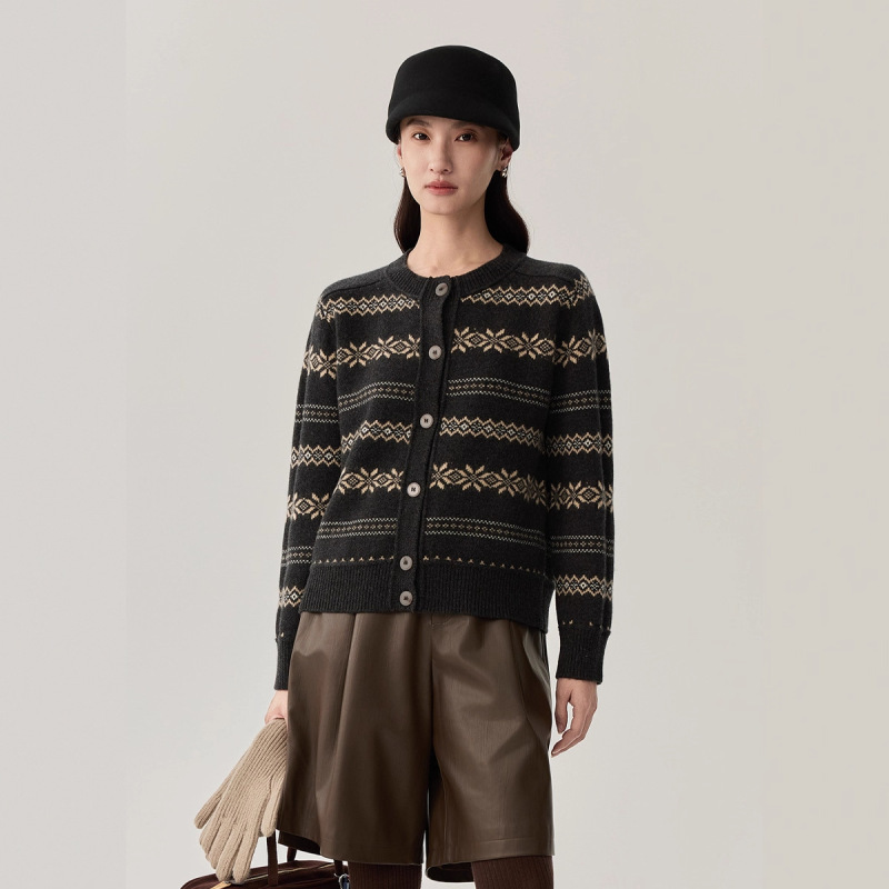 2025 Autumn New Round Neck Striped Thickened Warm Wool Sweater for Women Commuting Vintage Elegant Sheep Wool Knitwear