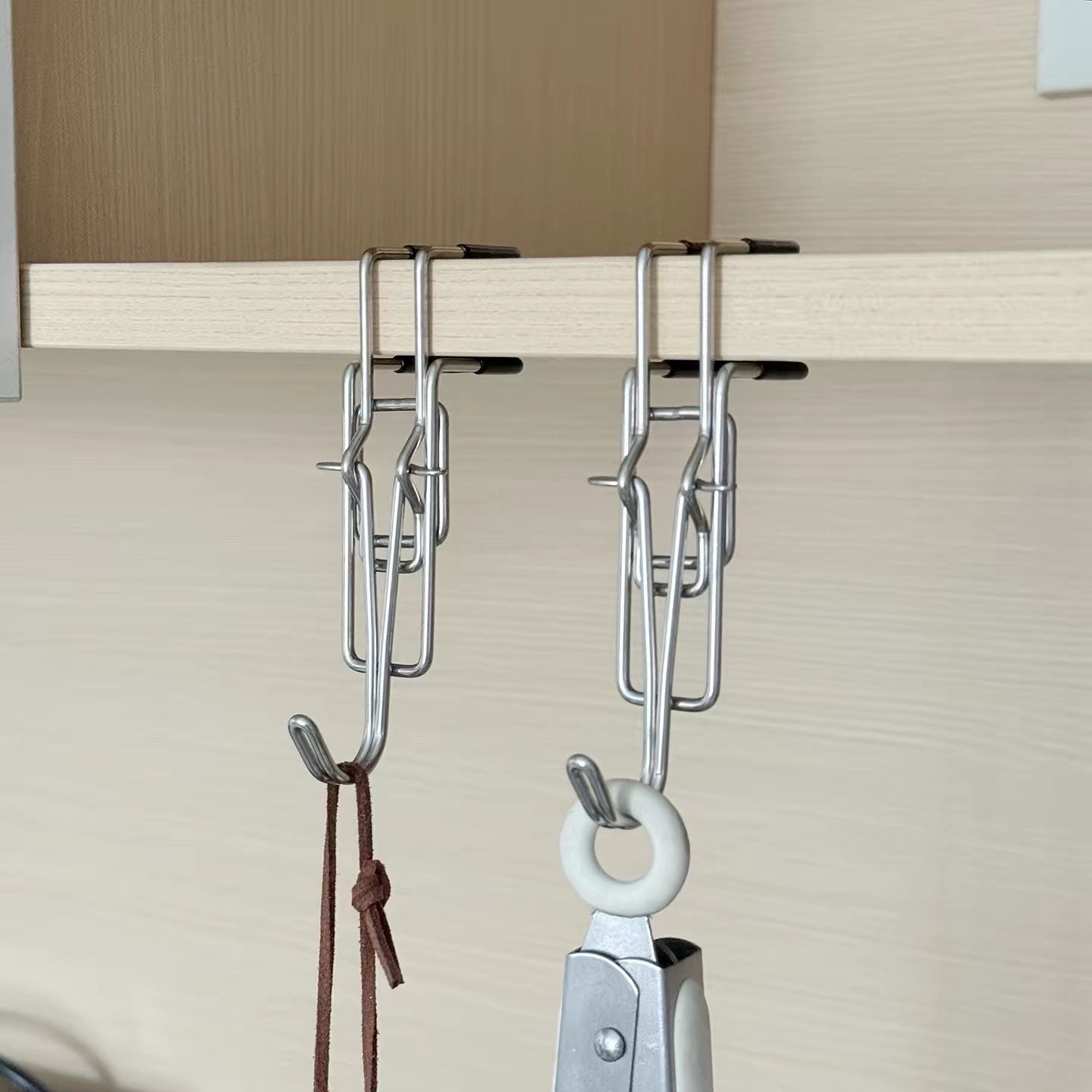 Japanese-style adjustable thickness wall cabinet door hook, no-drill stainless steel kitchen cabinet storage hook clip