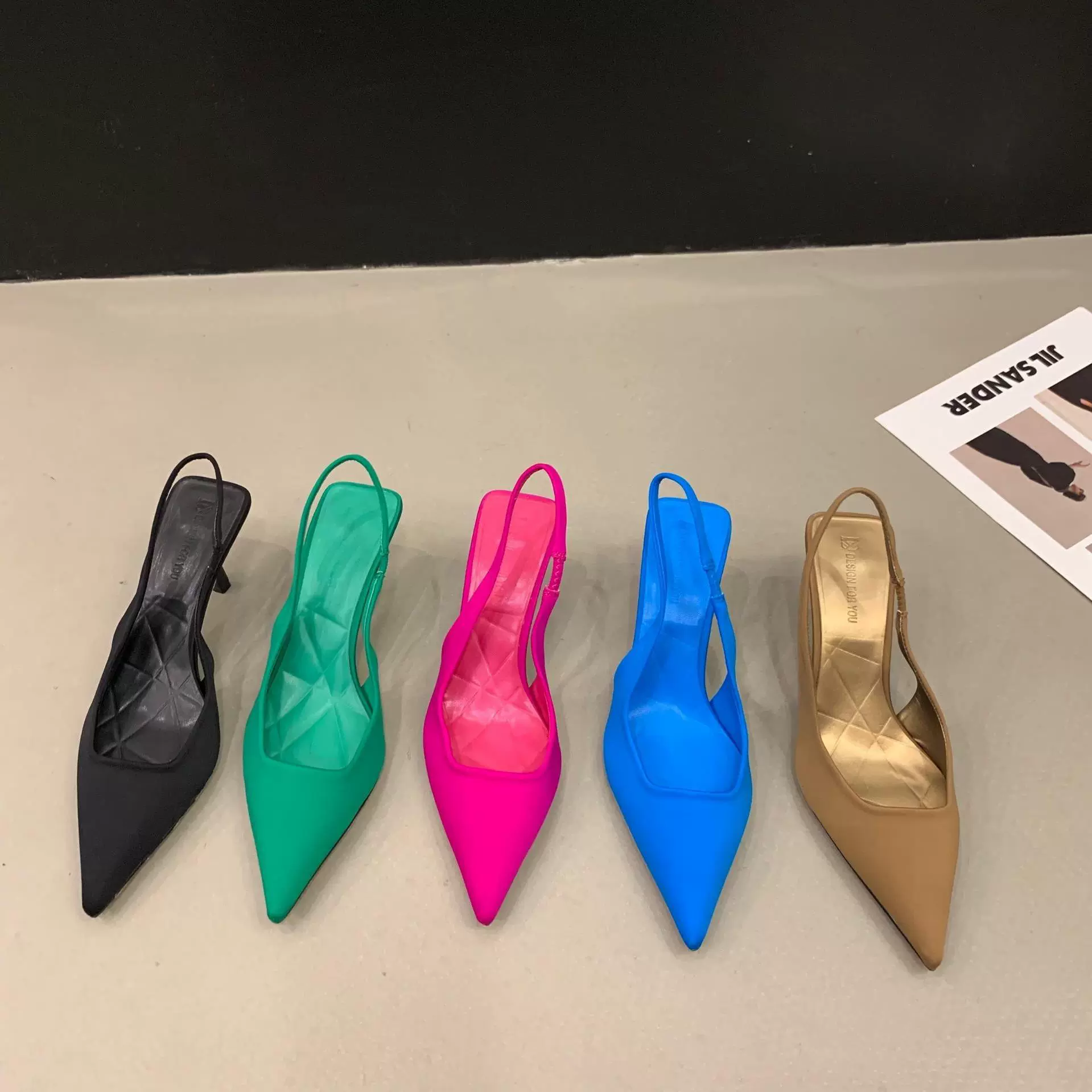 Французские высокие каблуки черные сандалии Баотоу сказочная обувь 2024 весна и лето ниша высокого уровня атласные остроконечные одиночные туфли