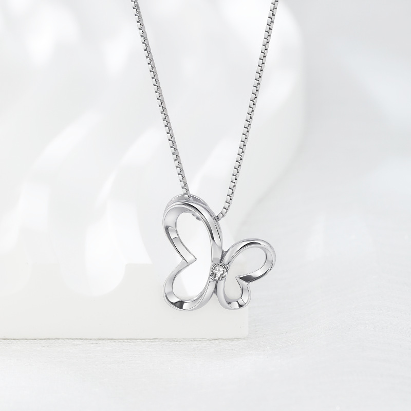 Nuevos accesorios transfronterizos S925 plata esterlina con diamantes collar de mariposa hueco moda femenina simple insecto animal colgante