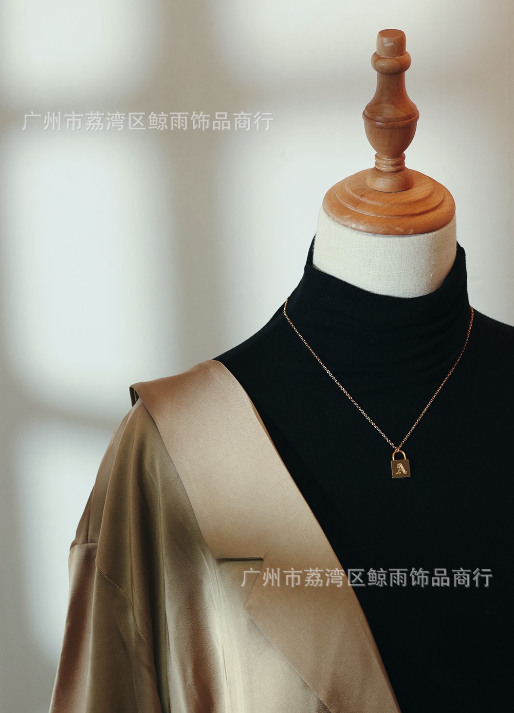 Simple Fashion A-line Lock Necklace Clavicle Chain Titanium Steel Gold-plated display picture 2