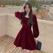秋冬小个子丝绒方领连衣裙女法式气质收腰高级感红色敬酒礼服短裙