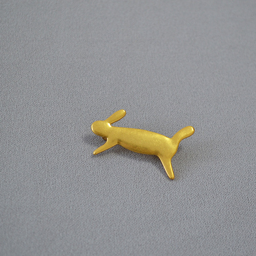 Japanese-style niche design brass retro gold-plated running rabbit cute zodiac simple personalized temperament brooch