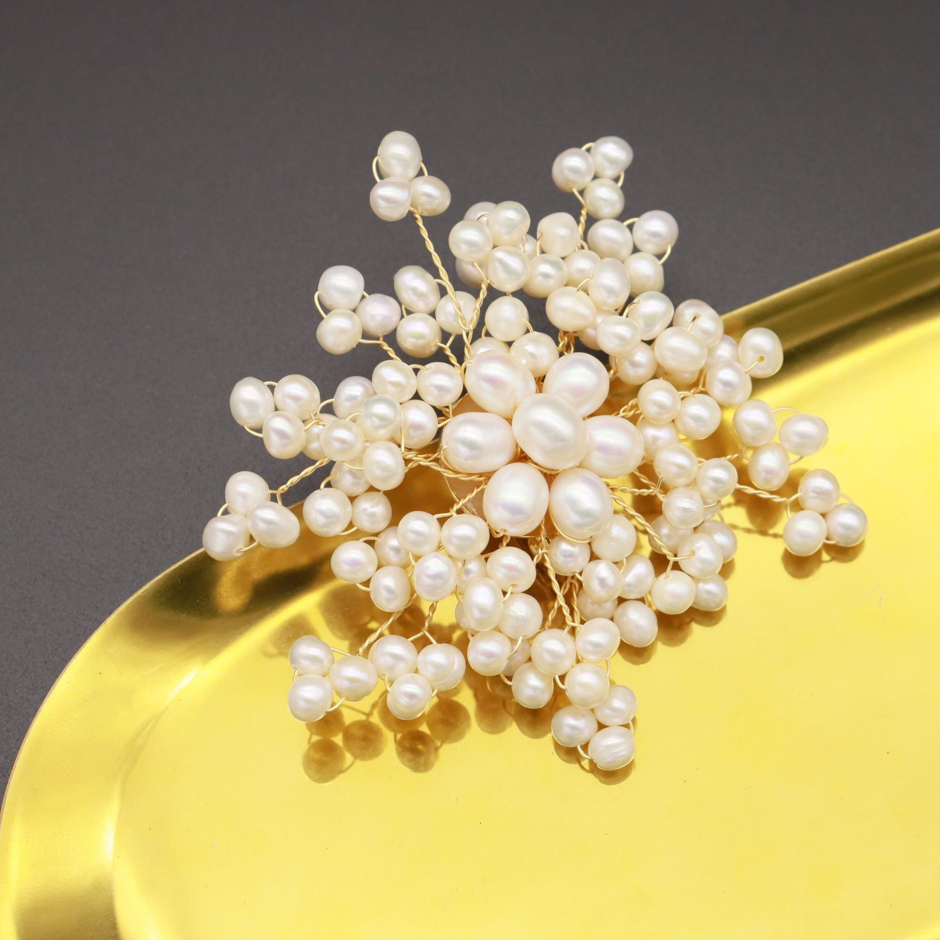 Broche de perlas naturales con borlas de bambú marino y flores, moda de alta gama, redondo y exquisito, broche de perlas estilo Chanel de alta calidad para mujer.