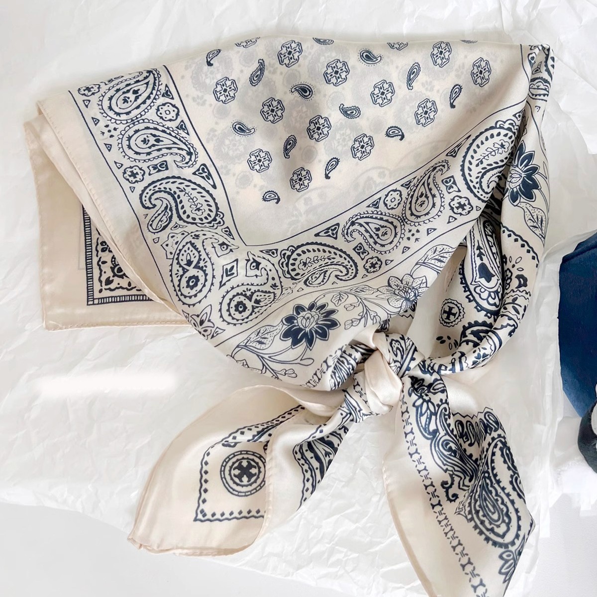 Bufanda cuadrada pequeña japonesa, accesorios de cintura, bufanda triangular apilada, camisa, cinturón, bufanda de seda, sentido de diseño, sello de cintura, decoración de cortina de pedo