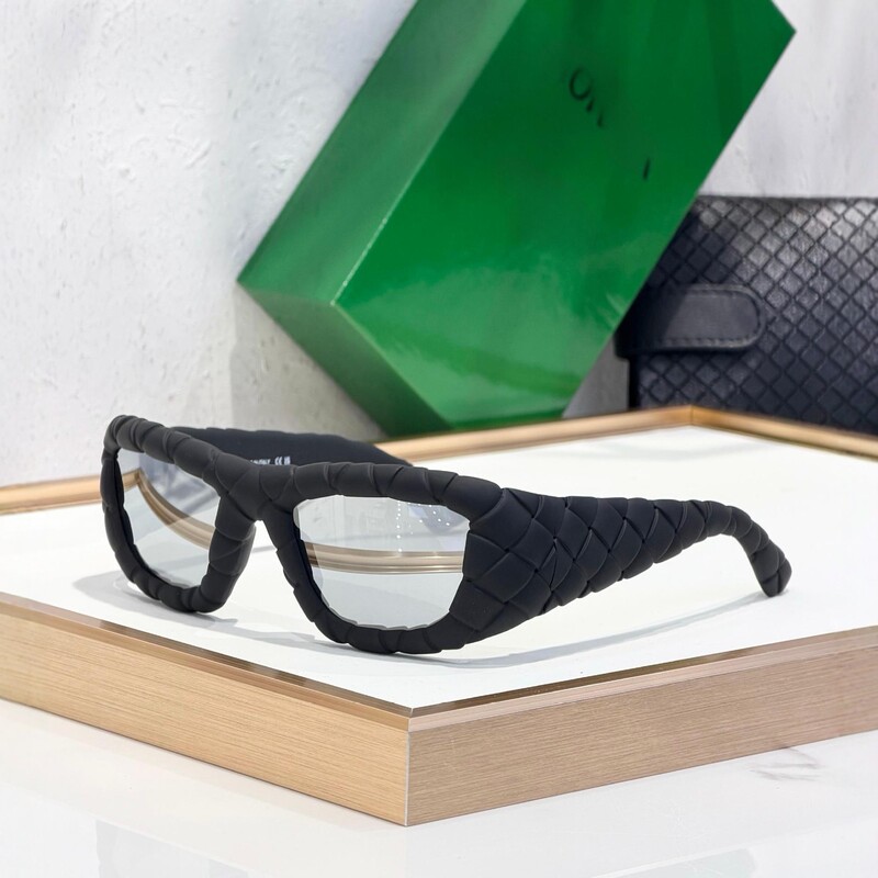 European and American New Style Protective Personalized Thick-Frame Sunglasses for Sun Protection and Outdoor Cycling Bv1303S European and American New Style Protective Personalized Thick-Frame Sunglasses for Sun Protection and Outdoor Cycling Bv1303S