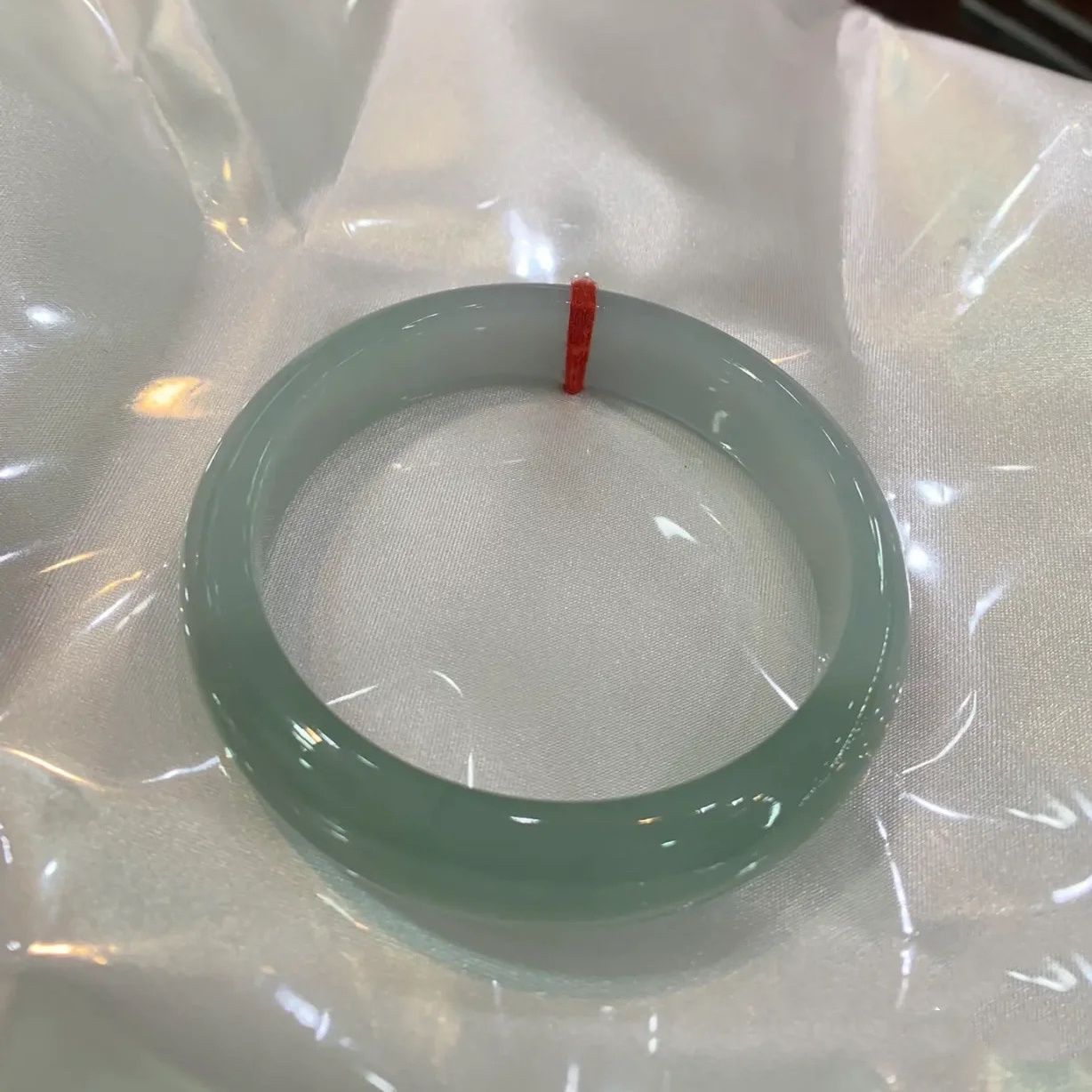 Vòng tay ngọc bích Miến Điện cao cấp màu xanh dầu, đường kính trong 52–64 mm