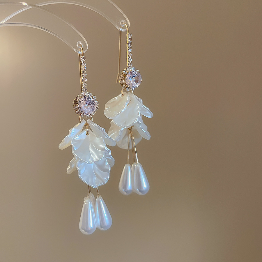 Pendientes de aguja plateados con pétalos de perlas con incrustaciones de diamantes y borlas, pendientes de tuerca de lujo ligeros y de alta gama con un diseño elegante y versátil.