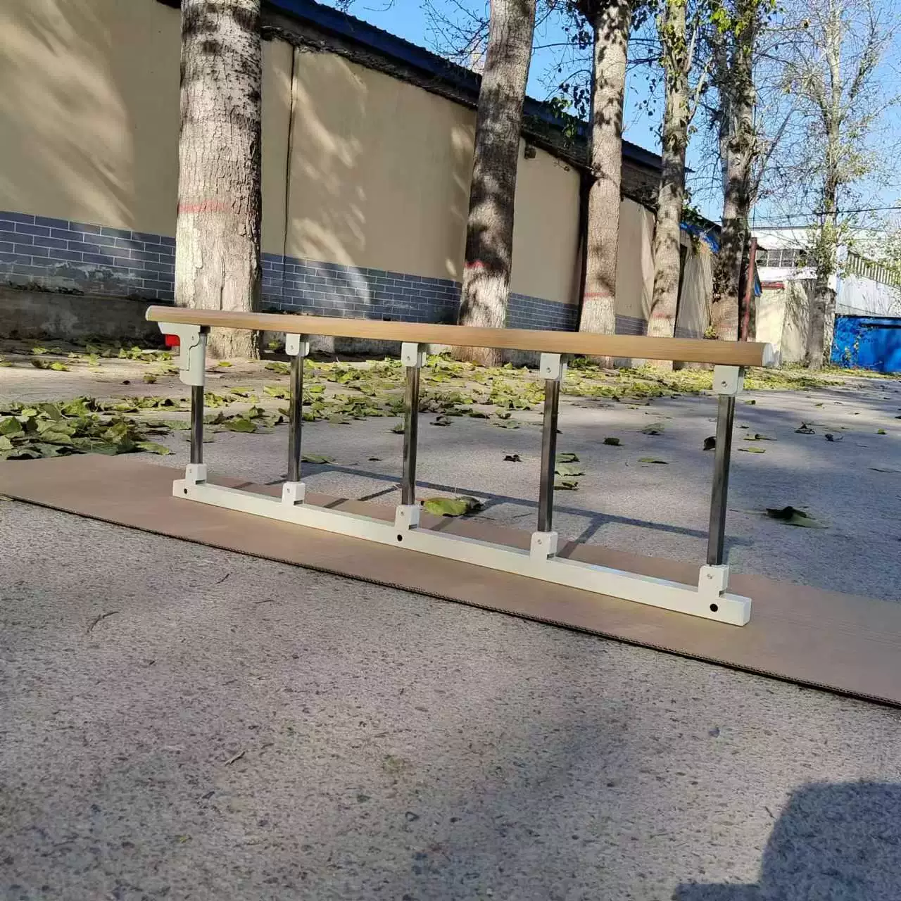 Универсальный складной старик с защитой от падения на кровати