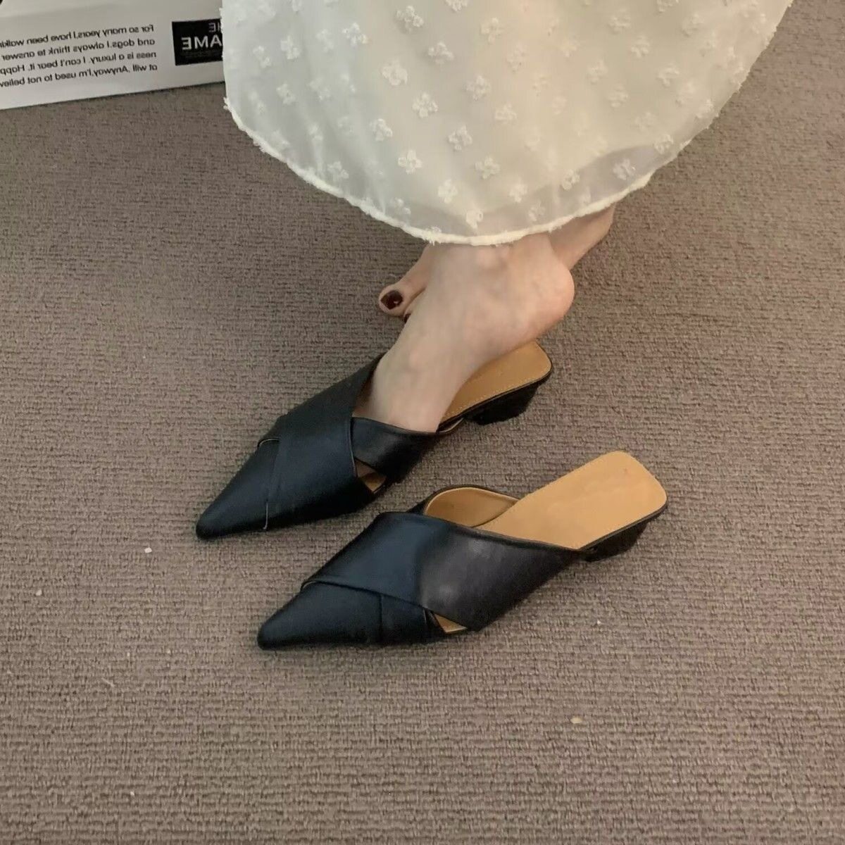 2026 verano nuevo retro tacones bajos puntiagudos zapatos de mujer zapatos de media zapatilla