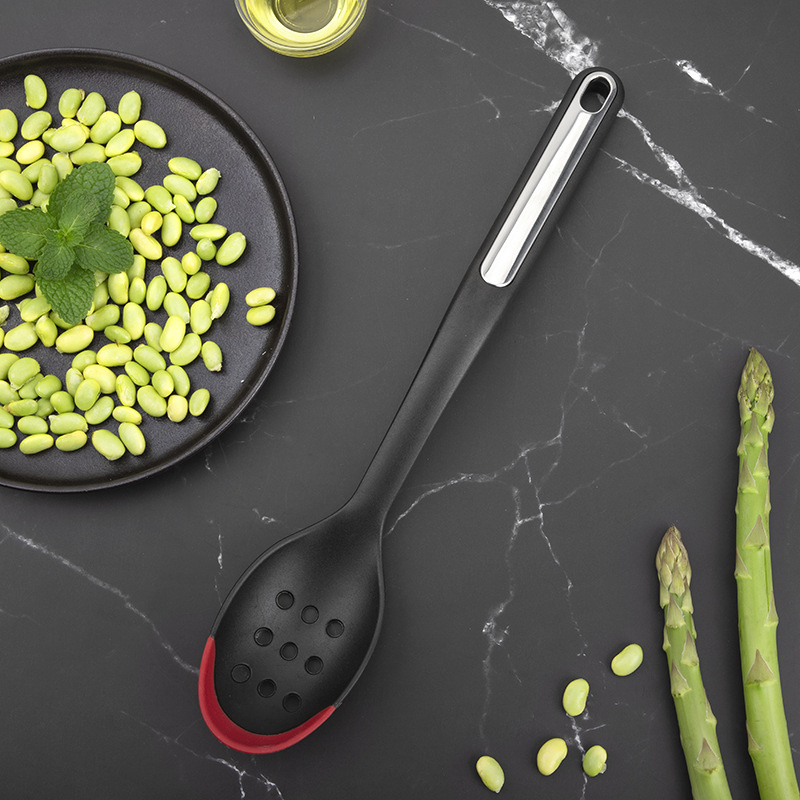 Small leakage spoon scene