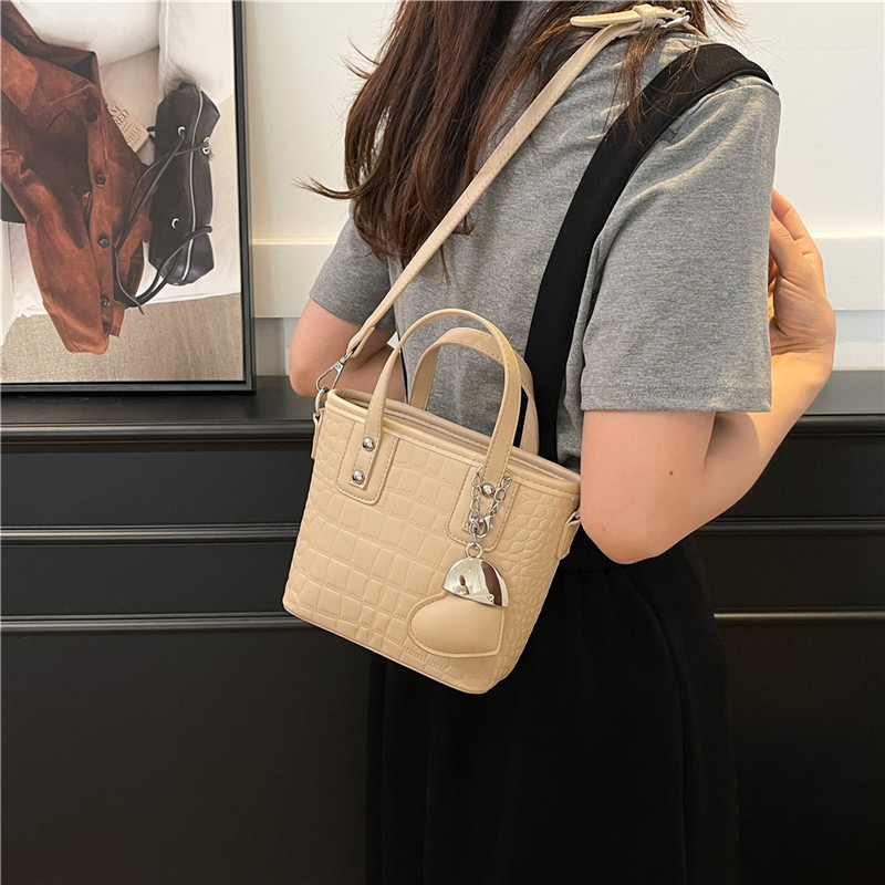 Bolso de alta calidad con textura 2025 verano nuevo estilo bolso de hombro con patrón de cocodrilo moda amor bolso de mensajero mujer