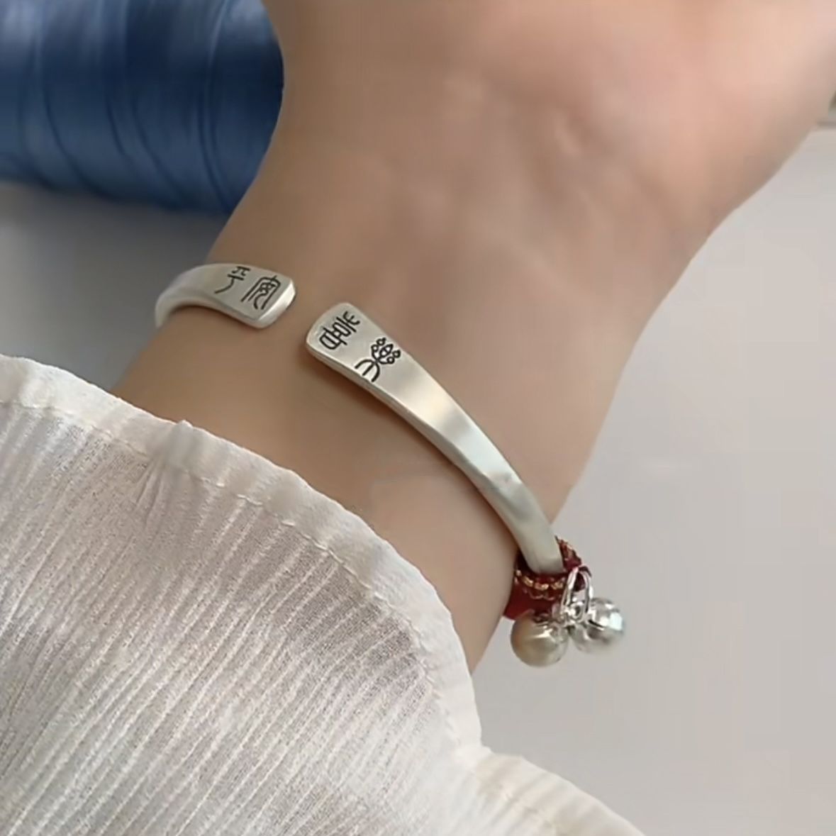 Pequeño libro rojo con el mismo brazalete de campana de alegría de paz femenina ins nicho diseño de estilo chino nuevo estilo chino de la tendencia estudiantil