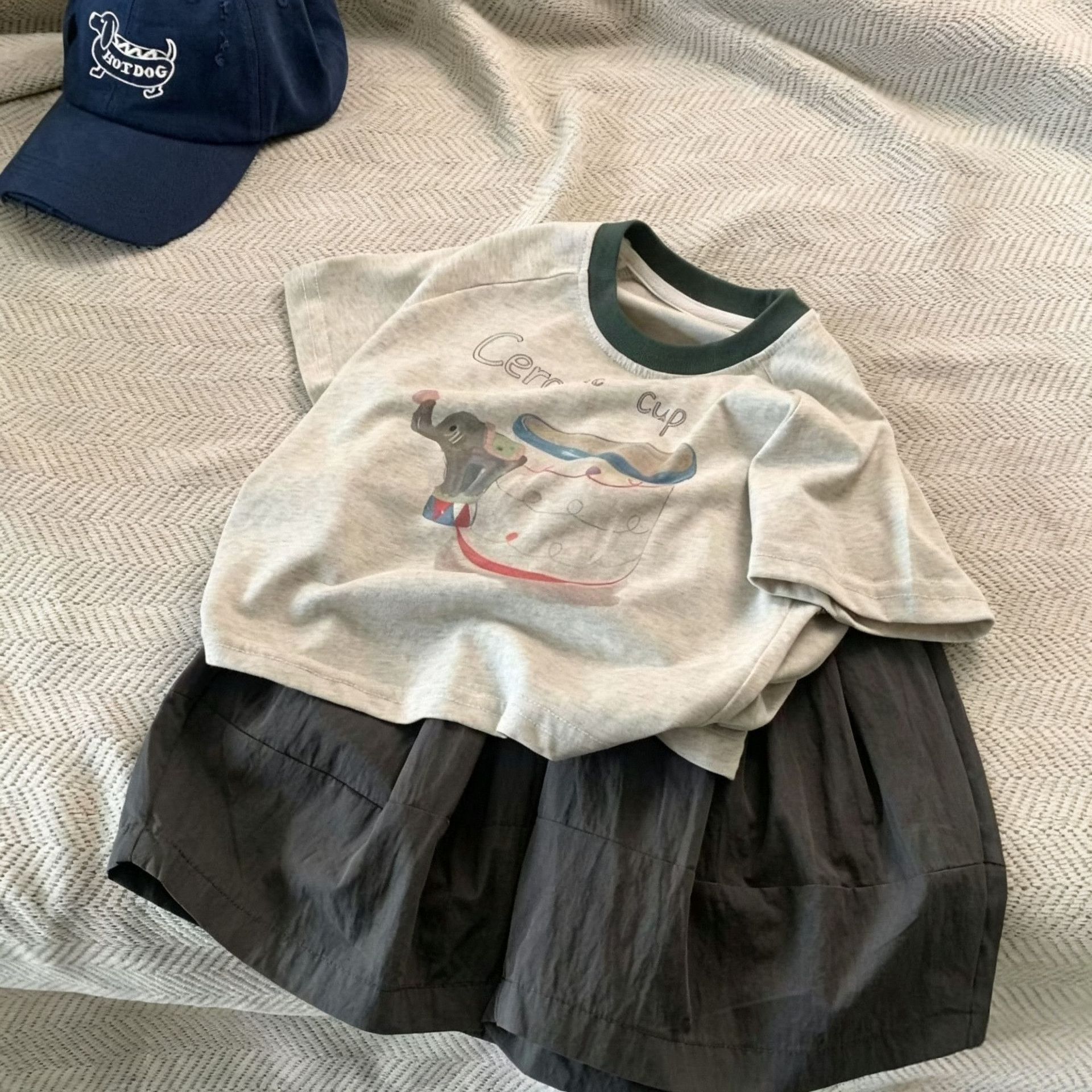Children's casual short-sleeved shirt, boys' 2026 summer new style, cartoon print top, Korean style loose T-shirt, thin style.