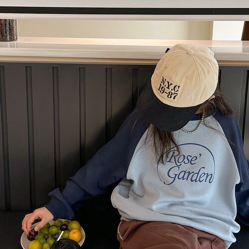 Children's Autumn/Winter Fleece-lined Thick Patchwork Sleeve Sweatshirt for Young Kids Loose Casual Long-sleeve Top Simple Letter T-shirt