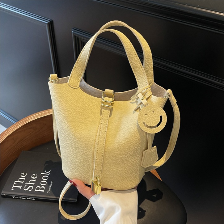 Bolso de cubo portátil con patrón de lichi de alta gama para mujer 2025 nuevo bolso de hombro de todo fósforo de moda bolso de mensajero casual de estilo occidental