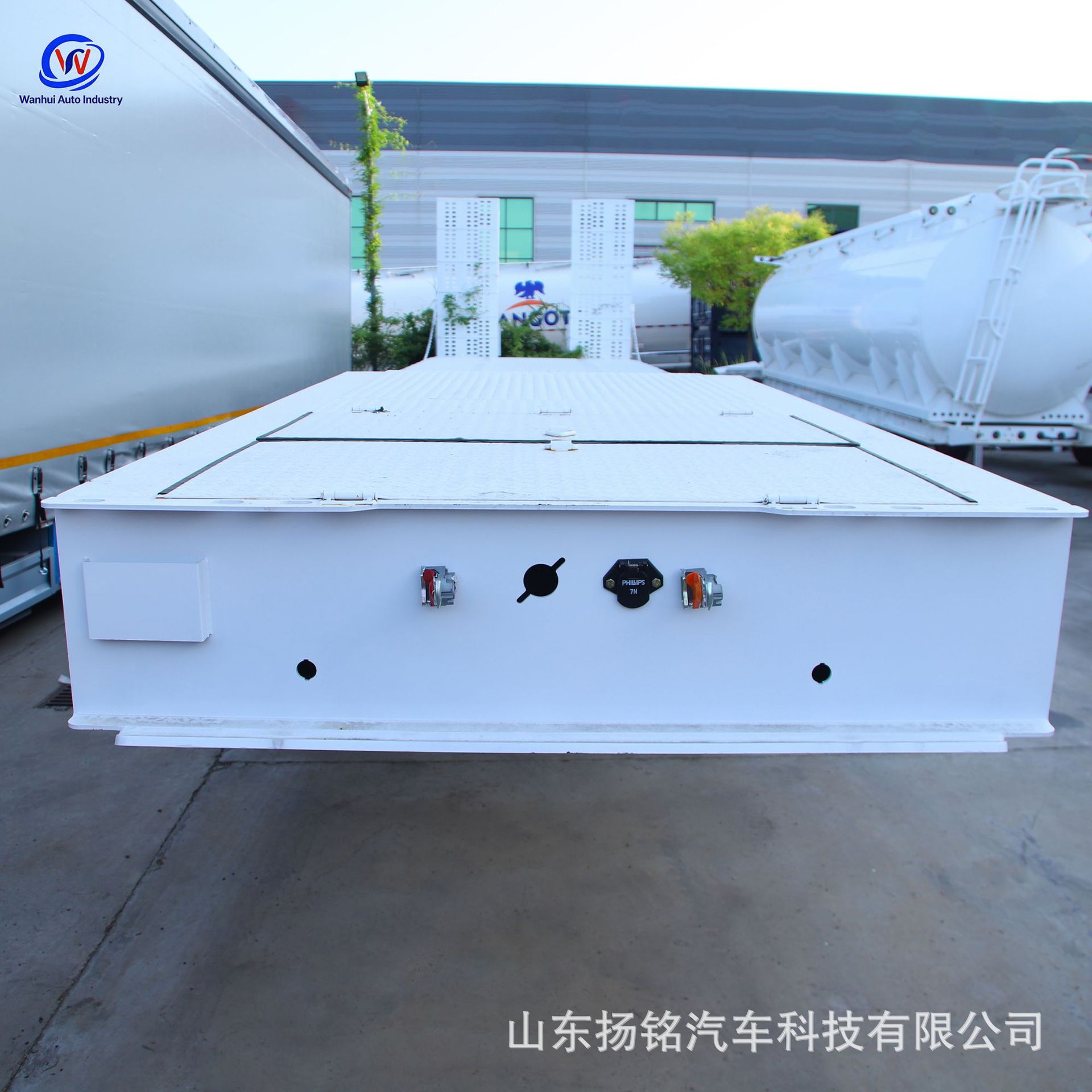 Lightweight Three-Axis Flatbed Semi-Trailer, Port Logistics Container Flatbed Trailer, Heavy-Duty Cargo Flatbed Trailer