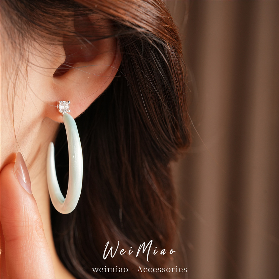 Aguja de plata de color dopamina zircón goteo de aceite en forma de C pernos de orejas temperament simple aretes ligeros de lujo alta sensación auriculares al por mayor image 4