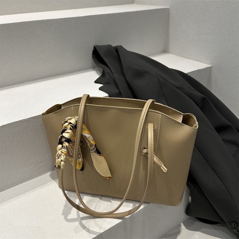 Bolsa de mano de seda de alto nivel 2025, primavera nueva bolsa de brazo de hombro, bolsas de tote populares este año