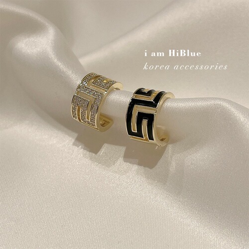 Korean autumn and winter simple AB style asymmetric high-end earrings small fragrance style small and trendy earrings dripping oil and versatile