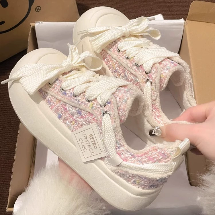 Белые женские кроссовки в стиле Chanel, новые популярные весенние модели 2025 года на толстой подошве из холщовой ткани, лоферы в сочетании с юбками, женские кроссовки.