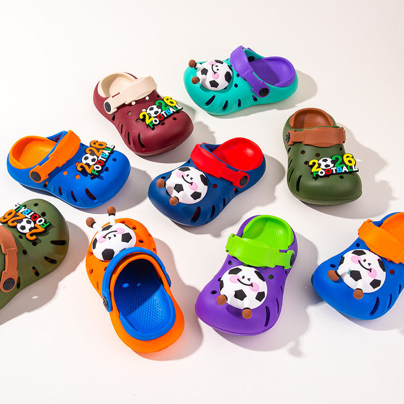 Zapatillas infantiles bonitas de fútbol para niños pequeños en el interior zapatillas frescas para jugar dos zapatos de verano