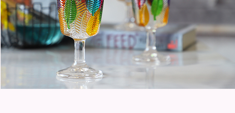 Title 8, Vintage Rotweinglas mit hohem Fuß, handbemalt m...