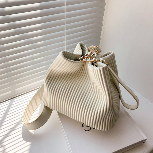Temperament small bag women's versatile 2024 autumn and winter new pleated texture crossbody bag large capacity bucket bag armpit bag