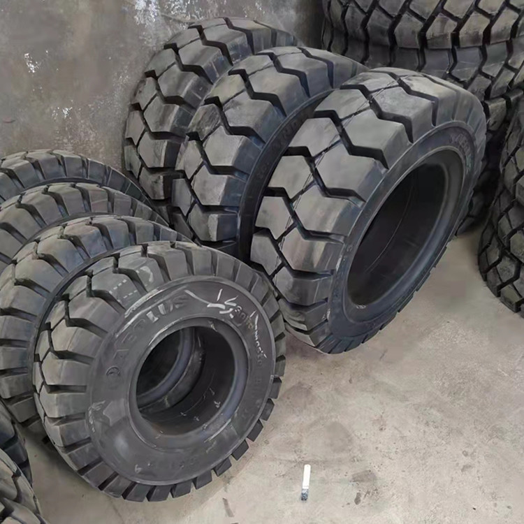 叉车轮胎700-15充气轮胎叉车花纹加深防扎重载汽车轮胎现货700-15