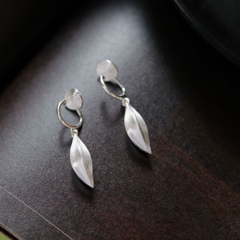 Korean Blogger Fever's Same Style Atmospheric Brushed Leaf and Wood Grain Delicate Gentle Mosquito Coil Ear Clip for Women Korean Blogger Fever's Same Style Atmospheric Brushed Leaf and Wood Grain Delicate Gentle Mosquito Coil Ear Clip for Women