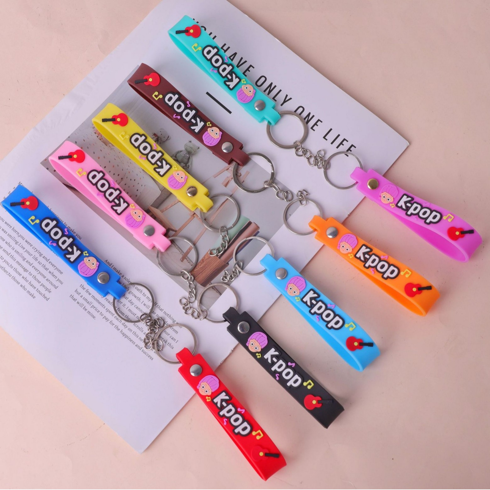 Caza de brujas de PVC goteo muñeca llavero especial colgante de dibujos animados letras de color llavero al por mayor