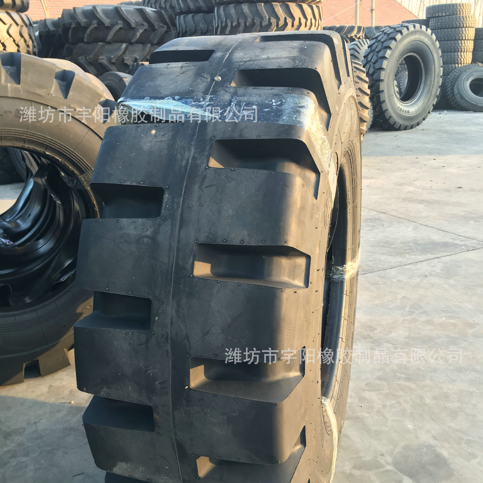 18.00-25 L5花纹  矿山自卸车 装载机轮胎  花纹加宽加深