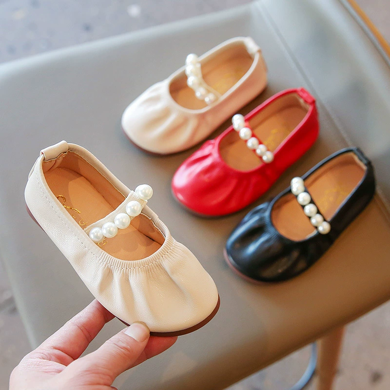 2023 Весенние новые туфли принцессы для девочек, детская Однослойная обувь в Корейском стиле с мелким ртом, с супер мягкой подошвой, жемчужные молочные туфли, маленькие кожаные туфли