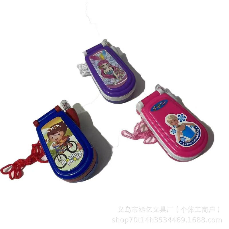 子供の赤ちゃんの音楽のおもちゃは携帯電話をひっくり返します。|undefined