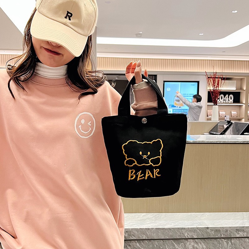 Personalized ladies' bucket bag, versatile and cute canvas bear wholesale, simple Japanese style new handbag Application Scenario
